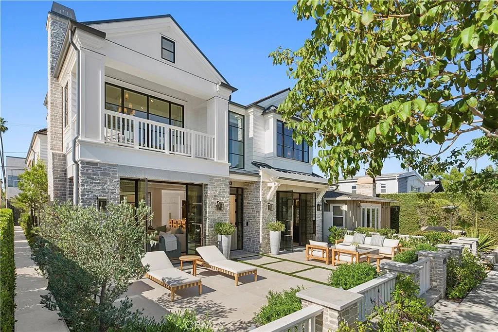 4 bed, 4.5 bath, 3242 sqft, $40,000 — Photo 1