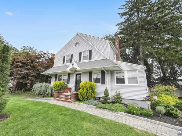 23 Carol Ln, Bergenfield, NJ 07621