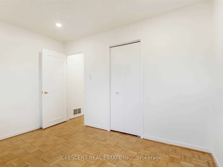 4036 Dunmow Cres #UPPER — Photo 18