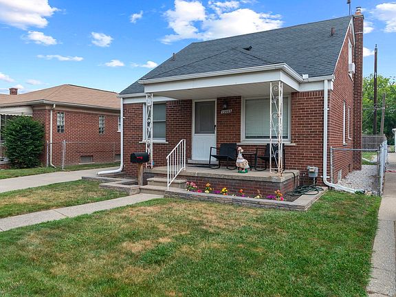 3rd image of 21605 Trombly St
