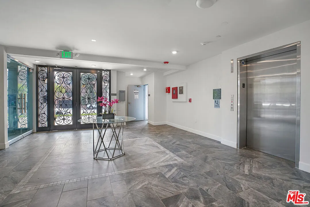 Building Photo - 1832 S Barrington Ave #401