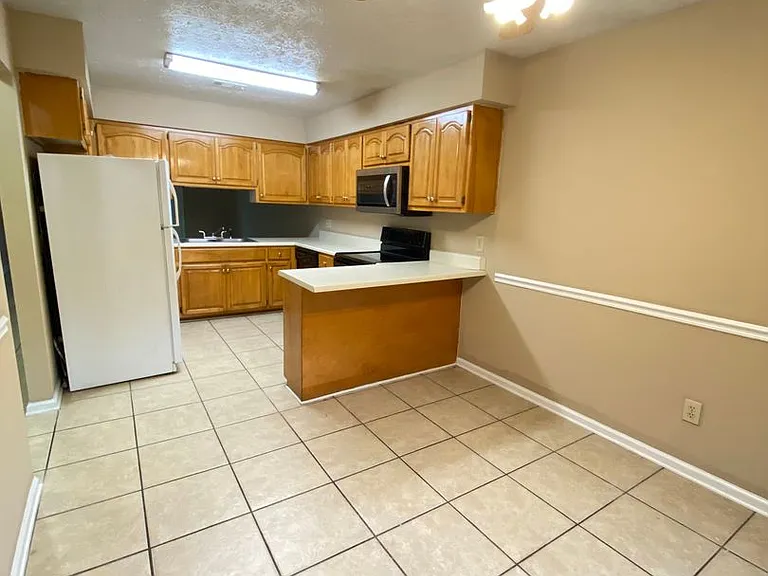 1139 Northlake Dr — Photo 2