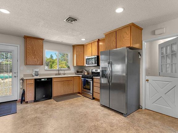 3rd image of 1394 Mistletoe Ln