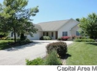 312 Beechwood Dr, Taylorville, IL 62568