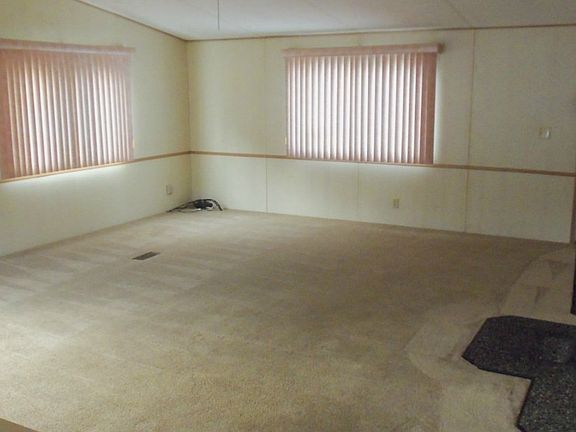 4th image of 984 Donald Ave
