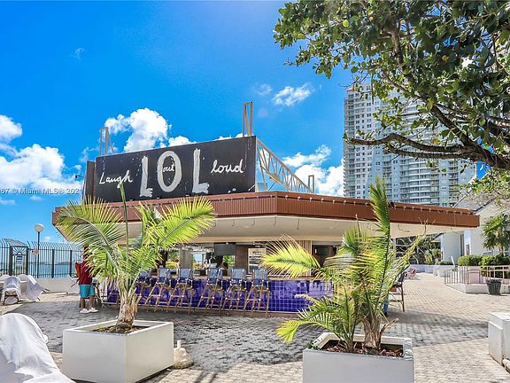 4th image of 999 Brickell Ave #767
