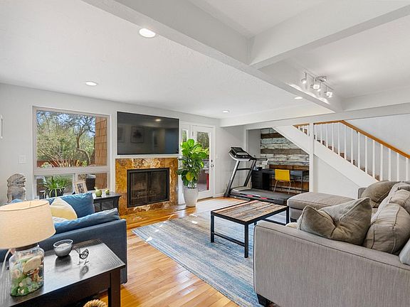 3rd image of 165 Bar Harbor Ct