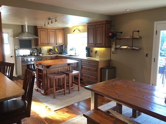 4th image of 2925 Flora St
