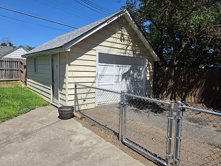 1417 E Wellesley Ave — Photo 22