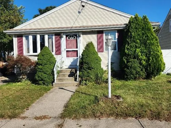 92 Benjamin St, Pawtucket, RI 02861