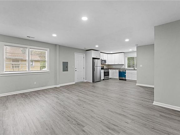 4th image of 3208 Killian Ave