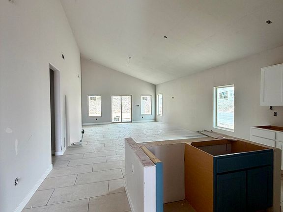 3rd image of 3893 Perspective St