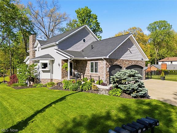 4th image of 108 Spruce Dr NW