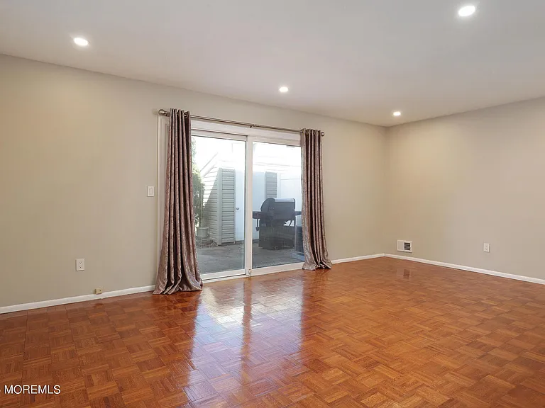 2 Elizabeth Ct — Photo 13