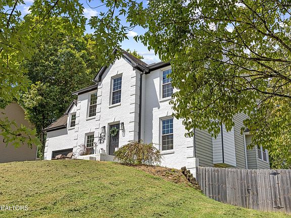 3rd image of 1617 Scenic Valley Ln