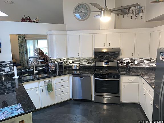 3rd image of 811 Evergreen St