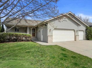 227 Chateau Dr, Cottage Grove, WI 53527