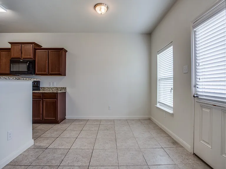 1622 White Mountain Way — Photo 9