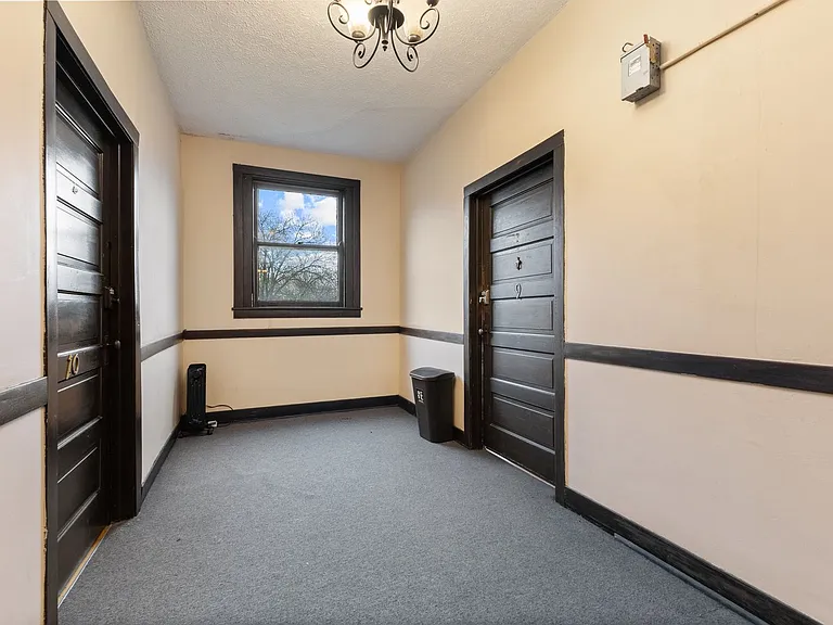 Essex Apartments — Photo 27