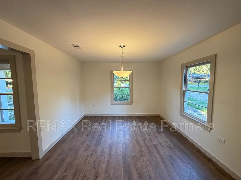 3 bed, 2.0 bath, 1421 sqft, $1,650 — Photo 3
