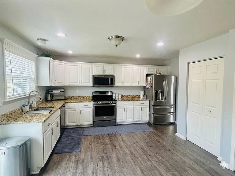 1060 Granite Dr — Photo 1