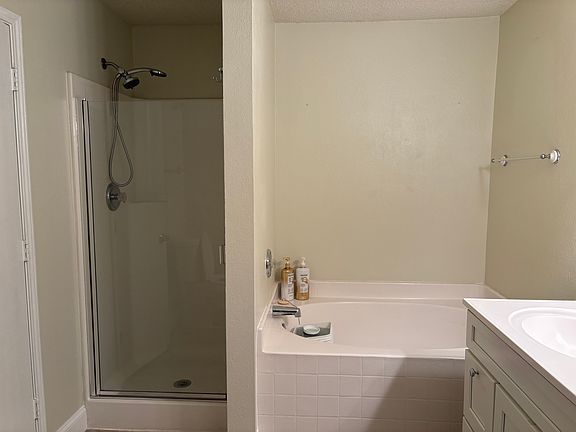 3rd image of 2927 Jamestown Dr
