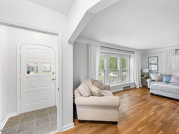 4th image of 2483 Fenwick Rd