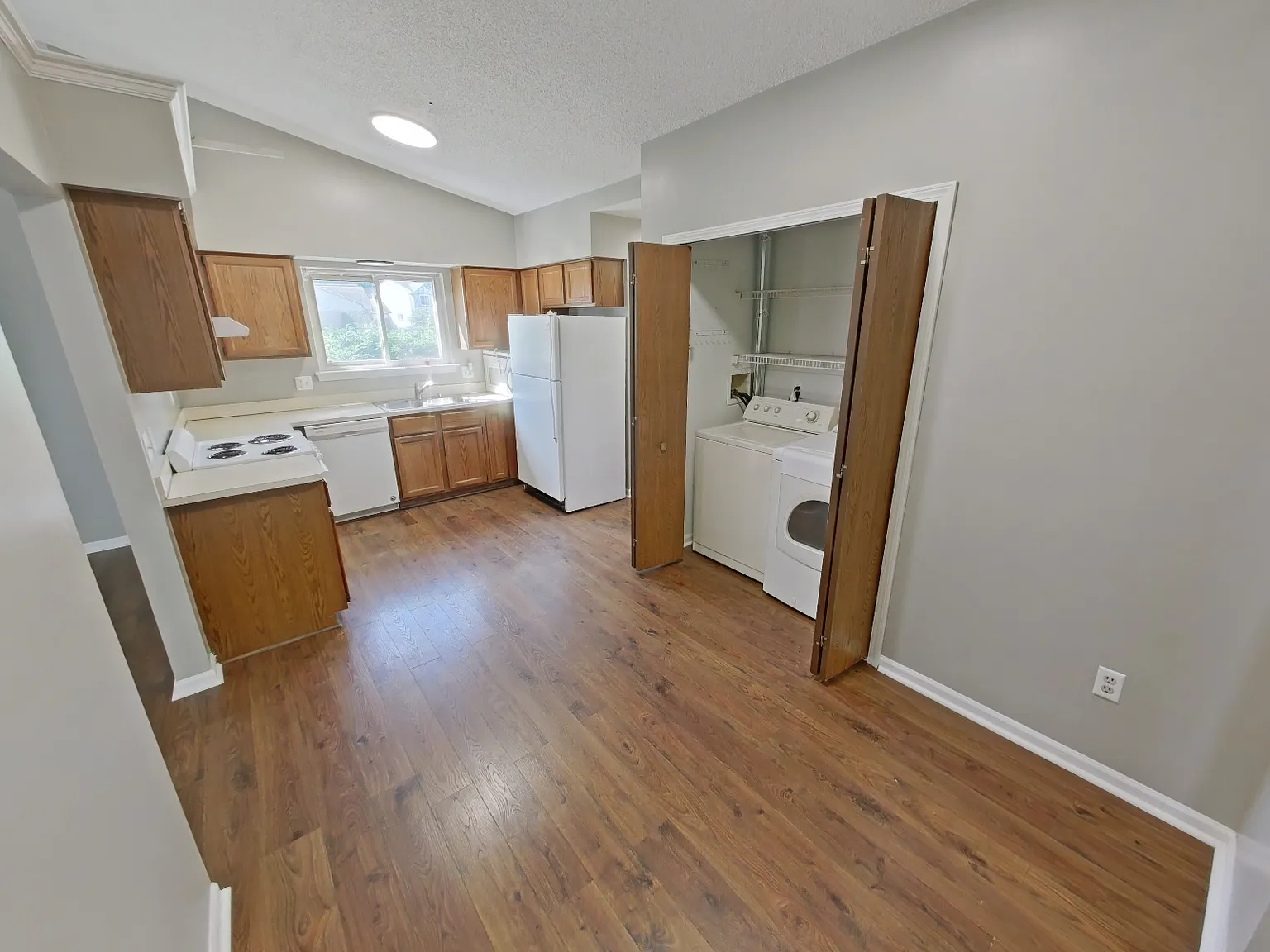 3 bed, 1.5 bath, 1361 sqft, $1,795 — Photo 3