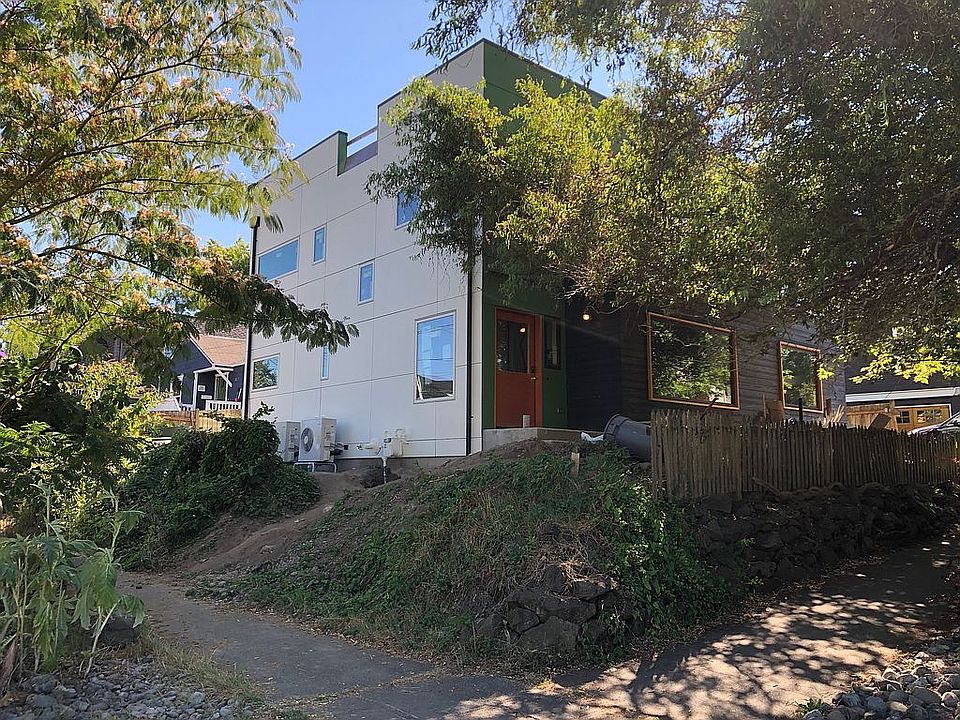 2nd image of 2623 E Pike St