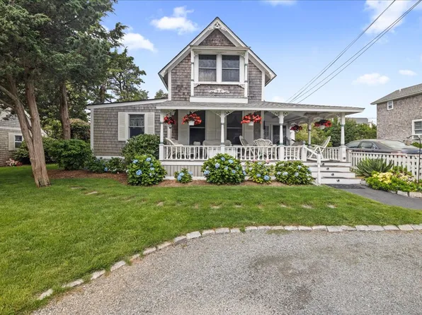 11 Canonicus Ave, Oak Bluffs, MA 02557