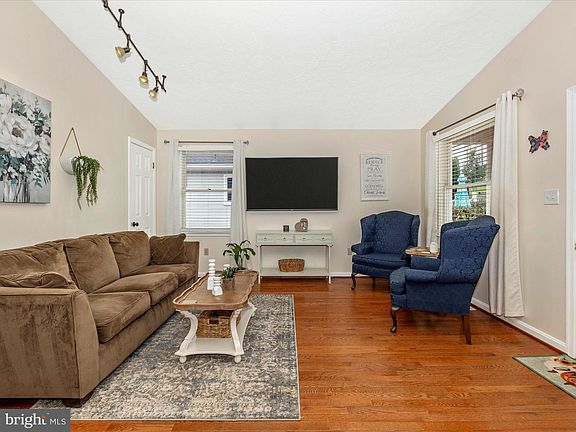 5th image of 606 E East St
