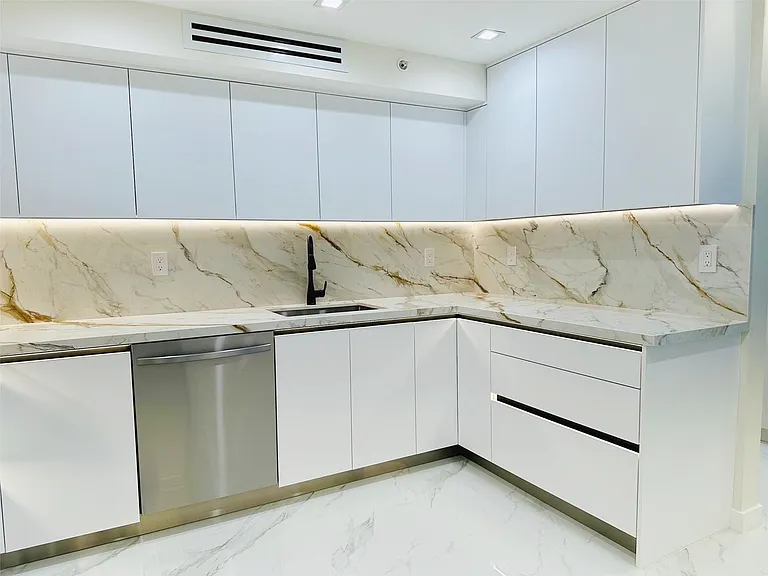 3500 Mystic Pointe Dr #1107 — Photo 9