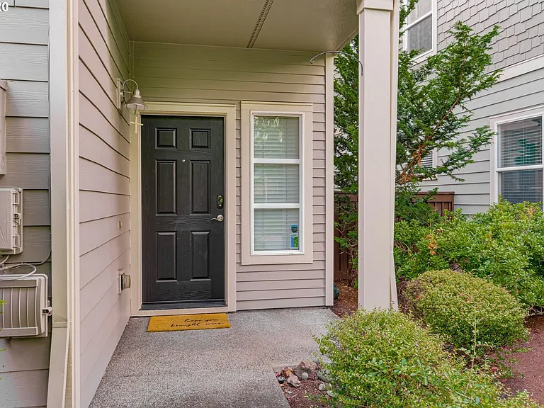 2232 NE Redelfs Way — Photo 2