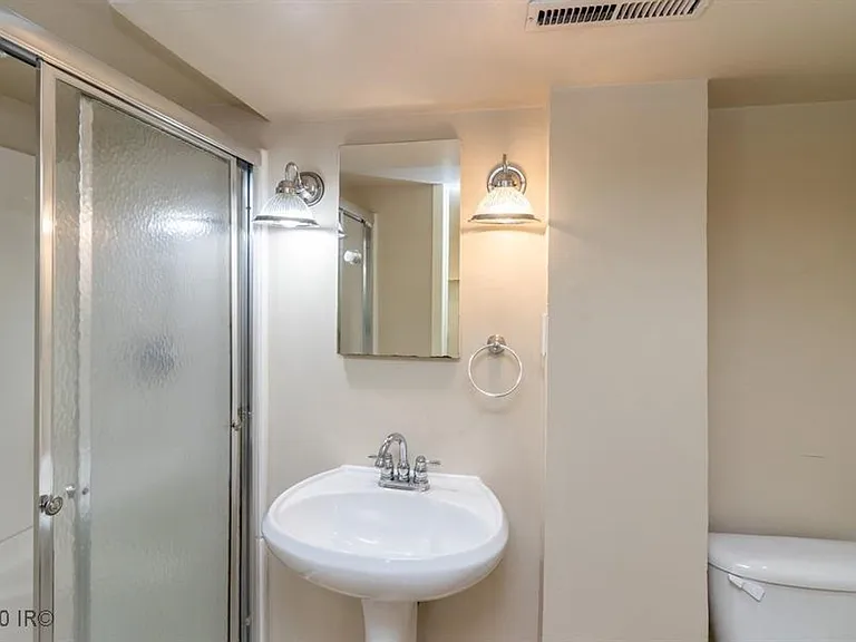 1011 Evelyn St — Photo 23