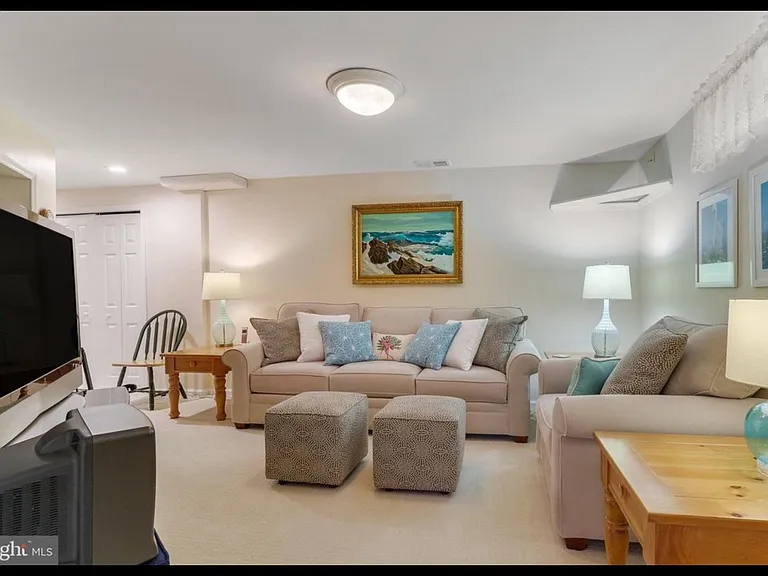 210 Pin Oak Ct — Photo 36
