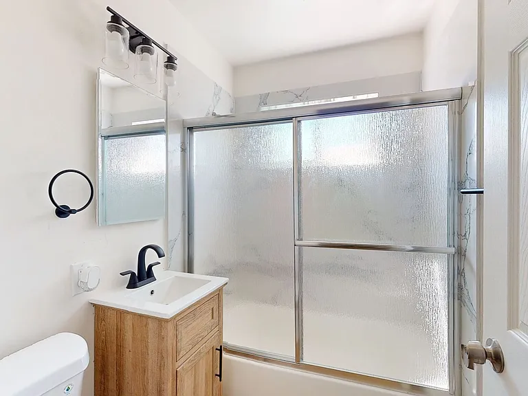 3040 Lynde St — Photo 24