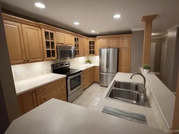 35531 Heritage Ln, Farmington, MI 48335