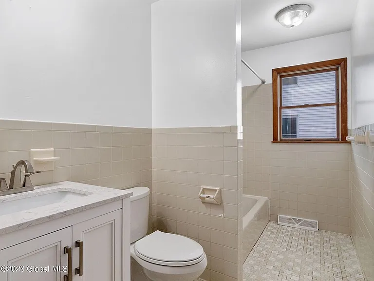 1128 Western Ave #1B — Photo 8