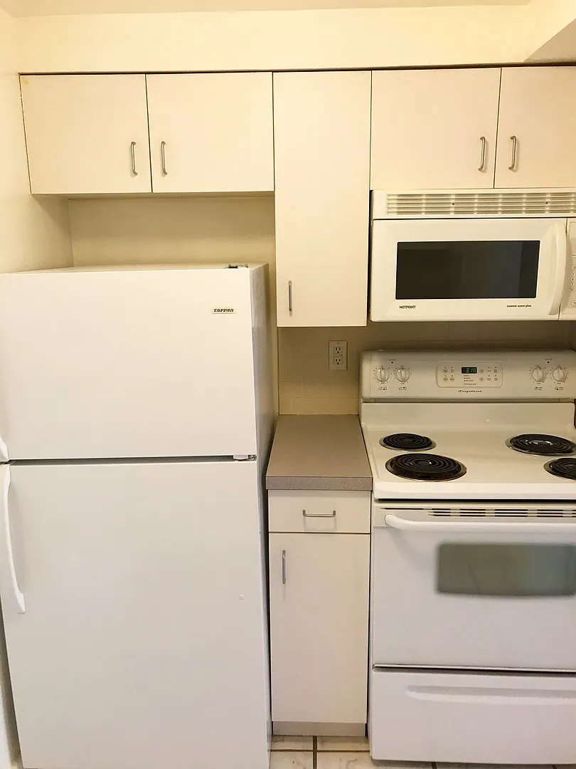 1 Bed 1 Bath, high ceilings, washer/dryer in unit, Off St parking, Roof Deck! Close to T. Central... — Photo 3