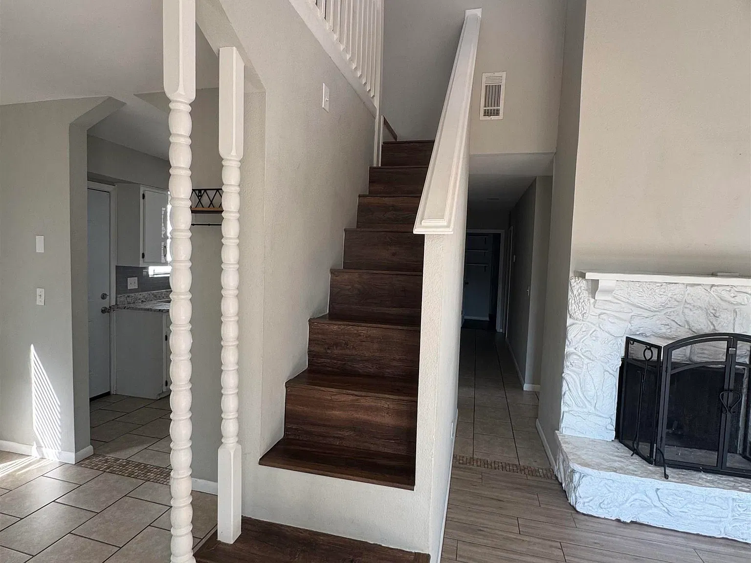 3 bed, 2.0 bath, 1391 sqft, $2,200 — Photo 4