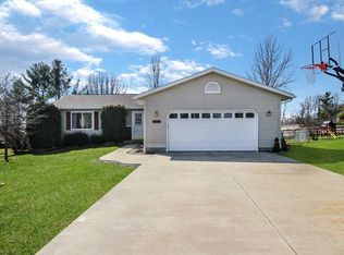 100 Field Crest Ln, Cedarville, IL 61013