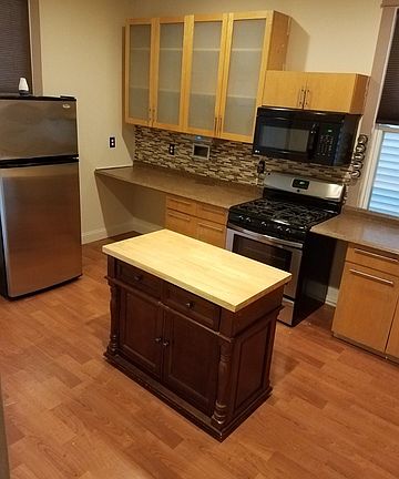 3rd image of 1911 N Lowell Ave #1