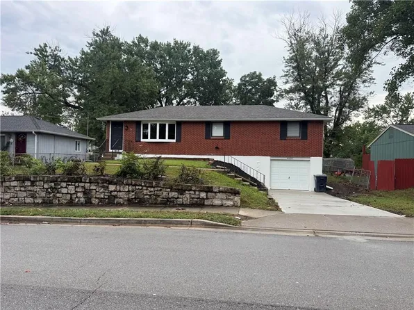 4005 NW 52nd St, Riverside, MO 64150