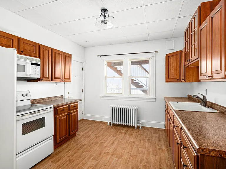 16 W 9th St — Photo 3