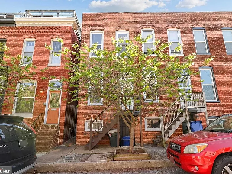 627 Harvey St — Photo 2