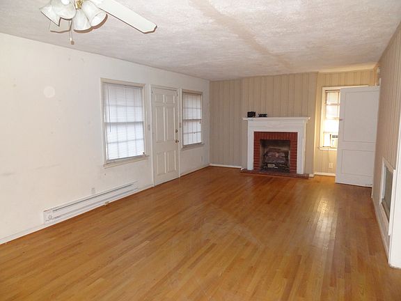 Living/dining room (fireplace does not work)