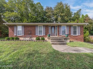 9002 Lyneve Dr, Louisville, KY 40272