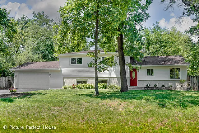 29W326 Helen Ave photo 1