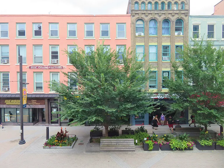 109 E State St — Photo 24