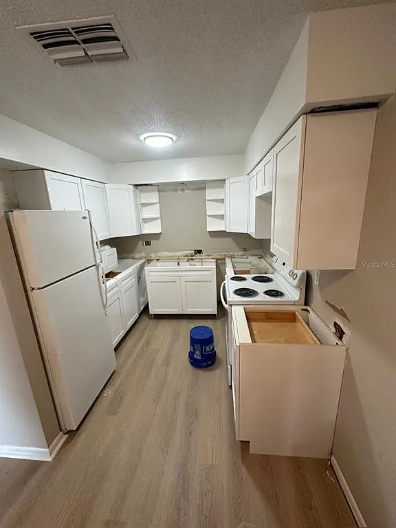 2 bed, 1.5 bath, 906 sqft, $1,350 — Photo 3